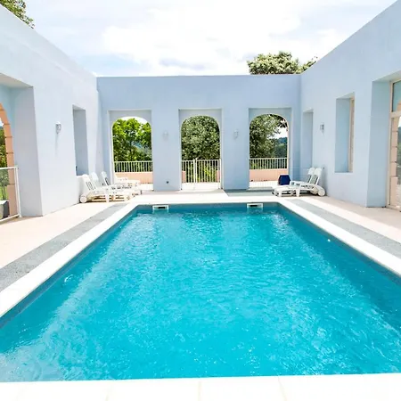 Chateau Ciceron Bed and breakfast